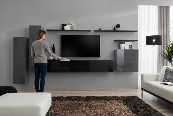 Luksusa dzīvojamā istaba. Modernas dizaineru mēbeles. Pelēka sienas skapīši ar TV statīvu un sienas plauktu.