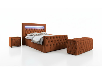 Chesterfield guļamistabas komplekts ar tekstila gultu, 2 koka naktsvītņu spilveniem.