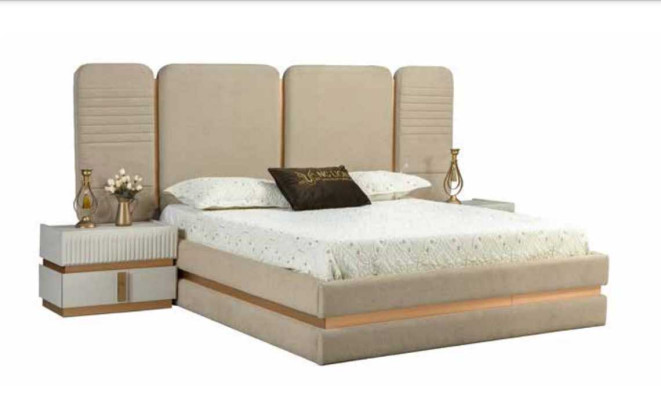 Mūsdienīgs beige grima galds ar spoguli, augstums 180 cm, luksusa mēbeles jaunas.