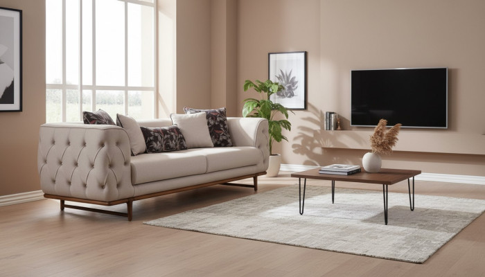 Piekalva Chesterfield trīsvietīgs dīvāns gleznots beige krāsā. Luxuriözi 3-vietīgas dīvāna ar greznu apdari.