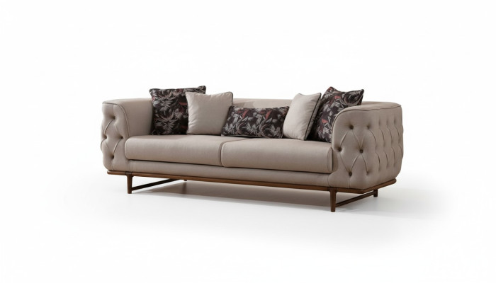 Piekalva Chesterfield trīsvietīgs dīvāns gleznots beige krāsā. Luxuriözi 3-vietīgas dīvāna ar greznu apdari.