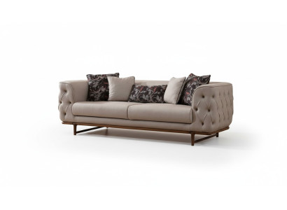 Piekalva Chesterfield trīsvietīgs dīvāns gleznots beige krāsā. Luxuriözi 3-vietīgas dīvāna ar greznu apdari.