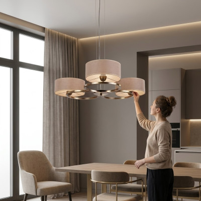Gaismas lustra. Moderns sienas lamps dzīvojamajai istabai ar luksusa lampu.