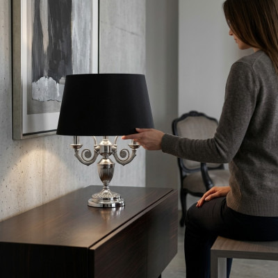 Galds lampa ar melnu lampas ēnu, galdlampes, lampas.
