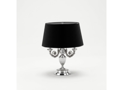 Galds lampa ar melnu lampas ēnu, galdlampes, lampas.