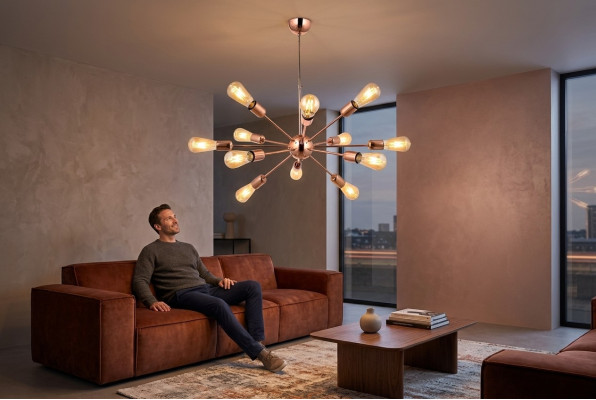 Mūsdienīga griestu lampa mājai dzīvojamā istaba Jauna luksusa stilā.