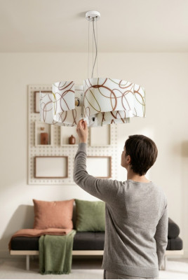 Kronvīns Stila Laikmetīga griestu lampa Balta skaista lampa