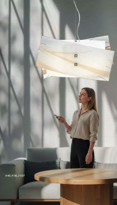 Stilīga griestu lampa. Moderns baltās krāsas „Pendelkronleuchter“ ar 2 lampām.