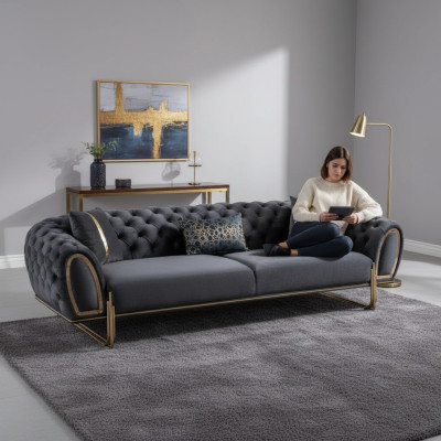 Melns mīksts dīvāns dizaina Chesterfield dzīvojamajai istabai.