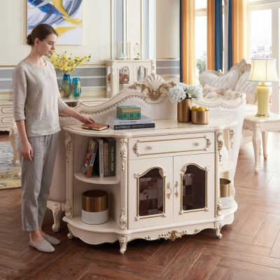 Sideboard dzīvojamā istabā klasiski mēbeles iekšējam apdarei.