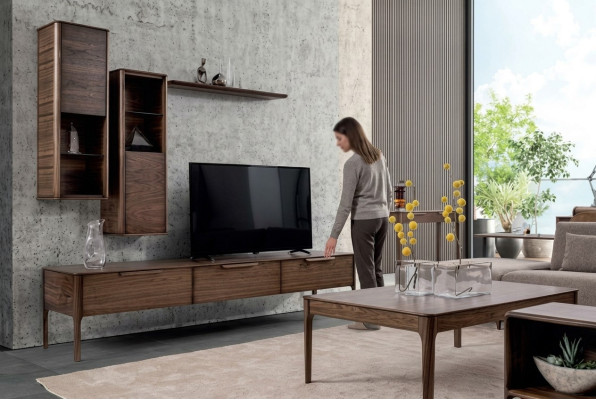 Dzīvojamā istaba komplekts ar skapjiem, plauktiem un TV statīvu modernā dizainā.
