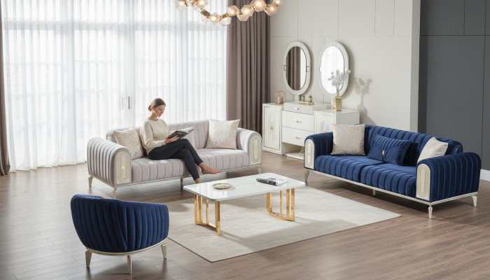 Sofa komplektā ar trīs divvietīgajiem dīvāniem un vienu krēslu dzīvojamā istabā Pilnīga tekstila dīvānu komplektācija ziliem koka-paneļiem.