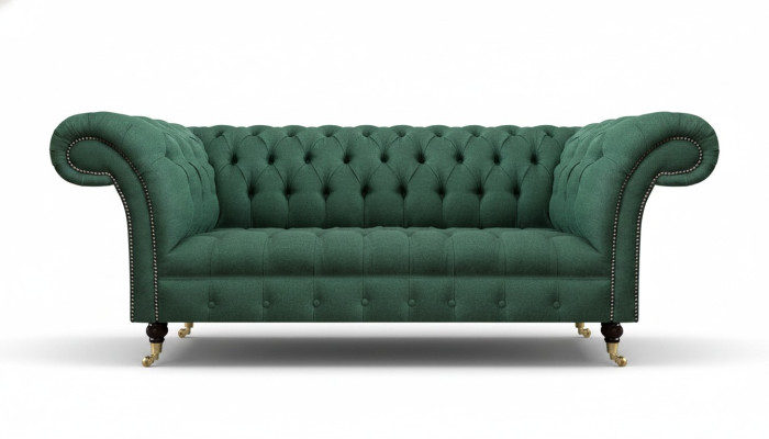 Luksusa trīsvietīgā dīvāna sofa Chesterfield dzīvojamajā istabā zaļā krāsā, jauns ar polsterētu sēdvietu.
