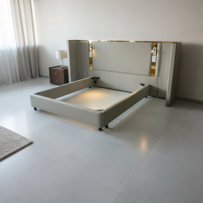 Beige luksusa dizaina gulta ar LED apgaismojumu, zelta rāmi un modernu galvas dēli