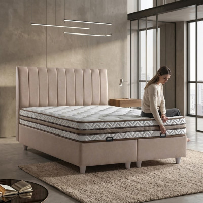 Beige auduma gulta ar elegantu matraci